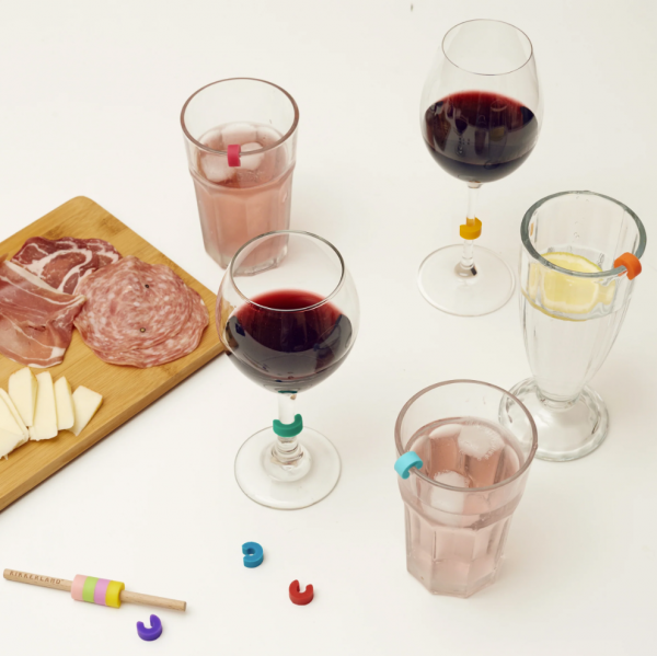 Marques verres colorés rangés, sur verre pendant une fête