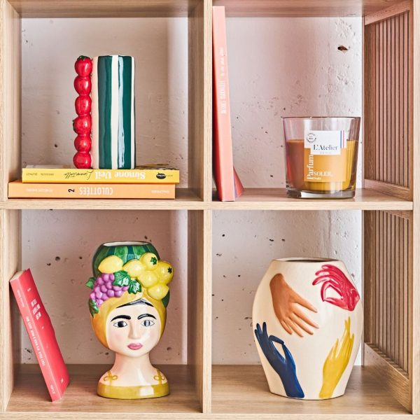 vase_en_porcelaine_avec_mains